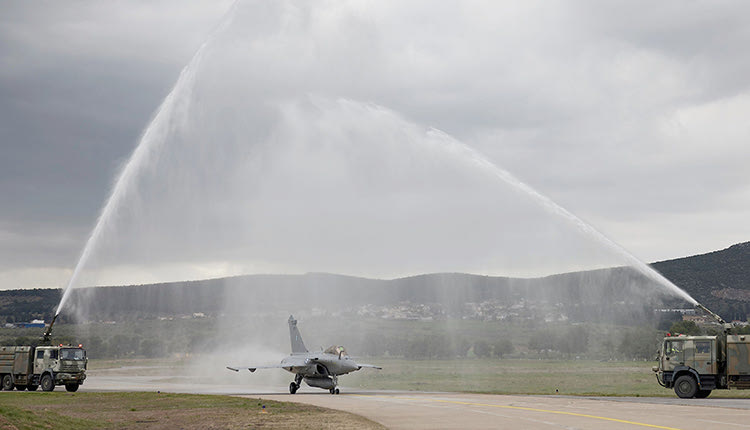 Στην Ελλάδα βρίσκονται από χθες τα πρώτα 6 Ραφάλ που αγόρασε η χώρα μας από τη Γαλλία
