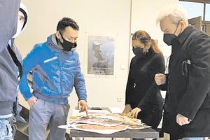 “Οι Πρωτοχρονιές του κόσμου” είναι μια πρωτότυπη εκθεσιακή παραγωγή, καρπός ενός ανθρωπολογικού εγχειρήματος με τη συμμετοχή προσφύγων και μεταναστών