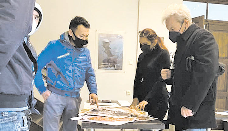 “Οι Πρωτοχρονιές του κόσμου” είναι μια πρωτότυπη εκθεσιακή παραγωγή, καρπός ενός ανθρωπολογικού εγχειρήματος με τη συμμετοχή προσφύγων και μεταναστών