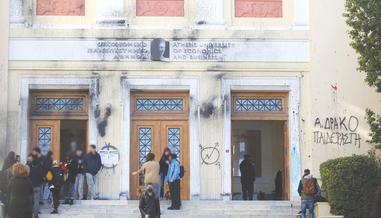 Στο μεταξύ ο καθηγητής- θύμα του ξυλοδαρμού  παραμένει στην επικαιρότητα, καθώς ξεκίνησε η δίκη του στο Τριμελές Πλημμελειοδικείο Αθηνών.