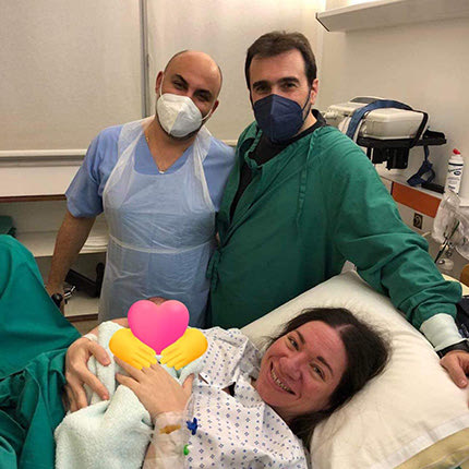 Στους «επτά ουρανούς» η Ευαγγελία Σχοιναράκη Ηλιάκη η οποία έγινε για δεύτερη φορά γιαγιά αυτή τη φορά από την κόρη της Μαρία.