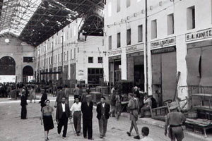 ΦΩΤΟΗΜΕΡΑΣ: Η αγορά των Χανίων τον Ιούνιο του 1941. Διακρίνονται αρκετοί Γερμανοί στρατιώτες.