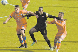 Ο Ντιατά ανάμεσα σε δύο παίκτες του ΑΟΑΝ