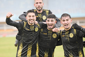 Ο Κωστανάσιος (αριστερά) πανηγυρίζει με τους συμπαίκτες του