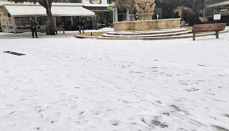 Στη... χιονισμένη "καρδιά" του Ηρακλείου (φωτό Μανόλης Λαμπράκης)