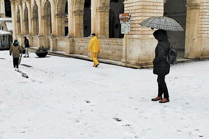 Στη... χιονισμένη "καρδιά" του Ηρακλείου (φωτό Μανόλης Λαμπράκης)