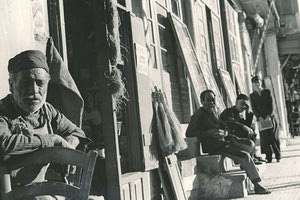 ΦΩΤΟΗΜΕΡΑΣ: Σε κεντρικό δρόμο του Ηρακλείου το 1935. Φωτογραφία Goldner (αρχείο Ελένη Σημαντήρη).