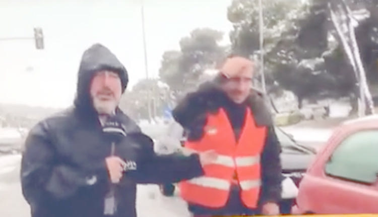 ! Η Αστυνομία παρακάλεσε διανομέα να ρυθμίζει την κίνηση στη λεωφόρο Μαραθώνος, κατά τη διάρκεια του χάους στους δρόμους της Αττικής, μέσα στη κακοκαιρία.