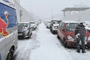 Έκλεισε λόγω χιονόπτωσης η Αττική Οδός