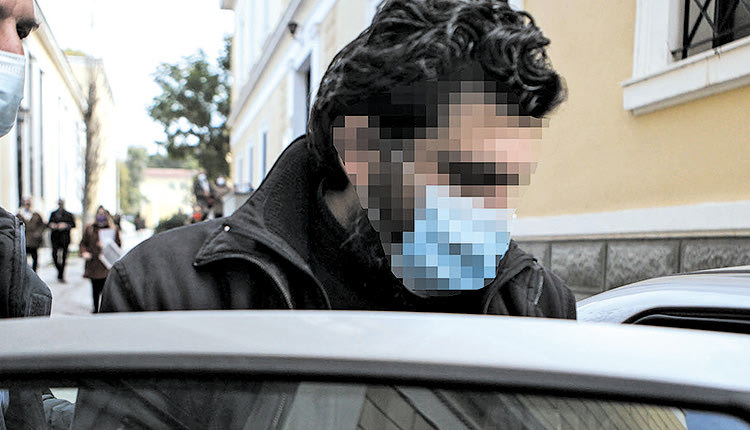 ΚΑΤΩ ΠΑΤΗΣΙΑ: Ανοίγουν κι άλλα στόματα για τον ιερέα