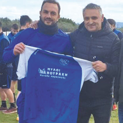 Σε έντονα συγκινησιακό κλίμα, οι παράγοντες και οι ποδοσφαιριστές των Μοιρών, αποχαιρέτησαν τον Θανάση Βομπίρη (δεξιά στη φωτό). Σ