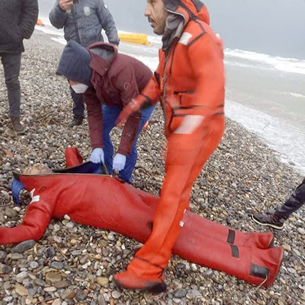 Δύο από τους ναυαγούς μεταφέρθηκαν στο νοσοκομείο  με υποθερμία