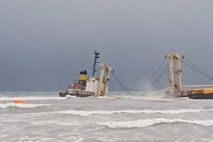 Το φορτηγό πλοίο κόπηκε στα δυο