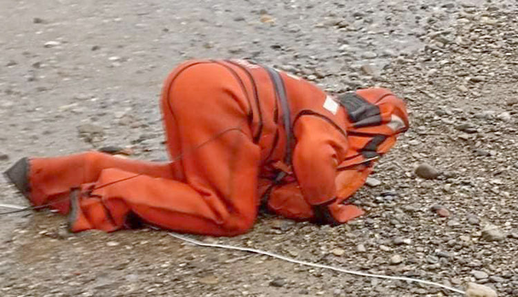 Ο ναυαγός αφού είδε το Χάρο με τα μάτια του φιλά την κρητική γη μετά τη διάσωσή του