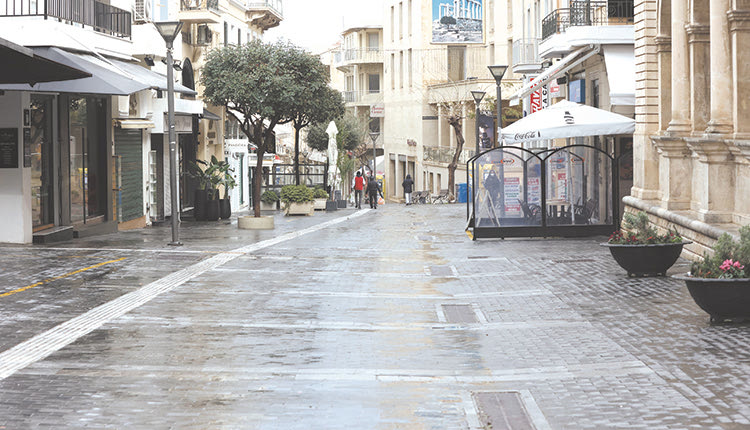 Έρημη πόλη θύμιζε χθες το Ηράκλειο