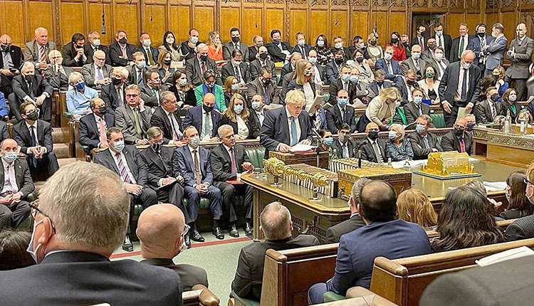    «Δεν παραιτούμαι σας λέω»  Ο Βρετανός πρωθυπουργός Μπόρις Τζόνσον δήλωσε χθες ότι δεν προτίθεται να παραιτηθεί με αφορμή μια σειρά από συναθροίσεις κατά παράβαση των κανόνων του lockdown στη Ντάουνινγκ Στριτ, δεσμευόμενος να συνεχίσει τη δουλειά του.