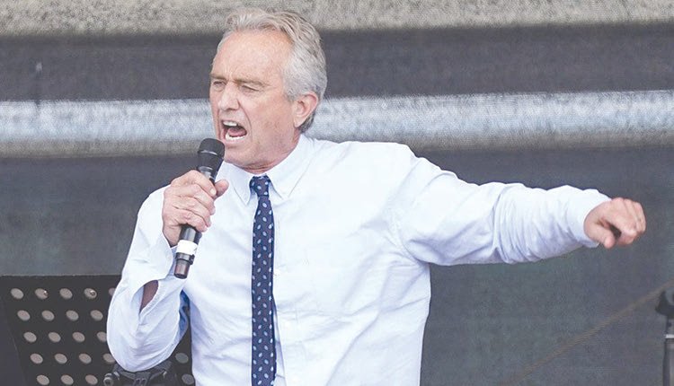 Ο Ρόμπερτ Φράνσις Κένεντι Τζούνιορ απολογήθηκε για τις δηλώσεις που έκανε την Κυριακή, επικαλούμενος το Ολοκαύτωμα των Εβραίων, όταν μίλησε σε συγκέντρωση αντιεμβολιαστών.