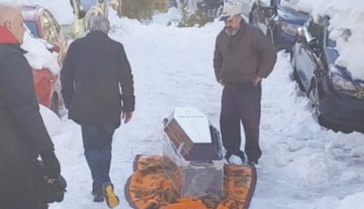 Έσπρωχναν το φέρετρο!  Τι και αν η κακοκαιρία «Ελπίς» αποχώρησε από την Αττική και φαίνεται ότι σιγά σιγά φεύγει το μεγάλο κύμα από όλη τη χώρα; Τα προβλήματα όχι απλώς παραμένουν, αλλά υποχρεώνουν τους κατοίκους της πρωτεύουσας να καταφεύγουν σε απίθανες πρακτικές και ιδέες για να τη βγάλουν καθαρή.