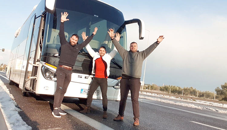 Ο Σταύρος Κυριακάκης (αριστερά) με τον συνάδελφό του από τον Έβρο και τον φίλο του που τον ακολούθησε στο ταξίδι από την Κρήτη                                                 