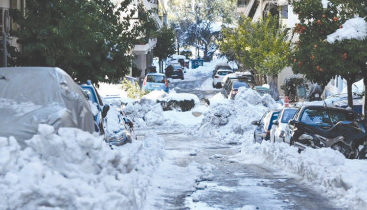 Είδαμε χιλιάδες αυτοκίνητα να είναι θαμμένα στο χιόνι στα βόρεια προάστια της Αττικής, όπως και είσοδοι υπόγειων και υπέργειων γκαράζ. Οι ιδιοκτήτες τους ανέμεναν τα μηχανήματα των Δήμων να ανοίξουν τους δρόμους και να απεγκλωβίσουν τα οχήματά τους. Όμως, η… «ιδιωτική πρωτοβουλία» είδε ευκαιρία στην κρίση.