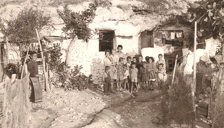 Οι σπηλιές στη «Μεσκινιά» μετά την απομάκρυνση των λεπρών μέσα στη δεκαετία του 1950