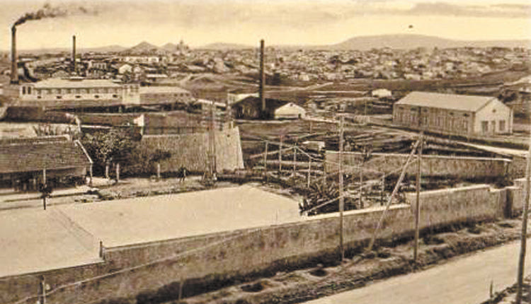 Σε πρώτο πλάνο το γήπεδο αντισφαίρισης, πίσω τα εργοστάσια Αλεπουδέλη και στο βάθος το προάστιο της Χρυσοπηγής. Η λήψη της φωτογραφίας έγινε από τον επιπρομαχώνα Zane μπροστά από το ξενοδοχείο “Ατλαντίς” τη δεκαετία του 1940q