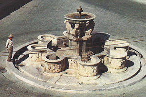 ΦΩΤΟΗΜΕΡΑΣ: Η Κρήνη Μοροζίνι, τα Λιοντάρια, τη δεκαετία του ‘60 στη μέση του δρόμου!