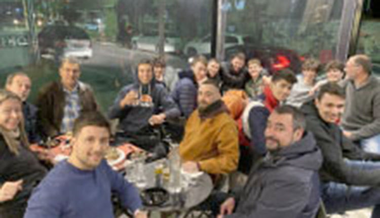 Ανδρικό και εφηβικό μαζί Μαζί στο παρκέ, παρέα και εκτός γηπέδου κάνει το ανδρικό και το εφηβικό τμήμα μπάσκετ του “Ηράκλειο” ΟΑΑ. 