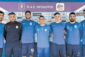 Από αριστερά οι Σταμπουλίδης, Λέτσο, Ποζατζίδης, Βρεττός, Πάβλιτς, Κυριακίδης, Νόνης