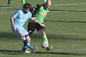 Φάση από το χθεσινό ντέρμπι στο «Γεντί Κουλέ» που ανέδειξε νικητή τον Πόρο