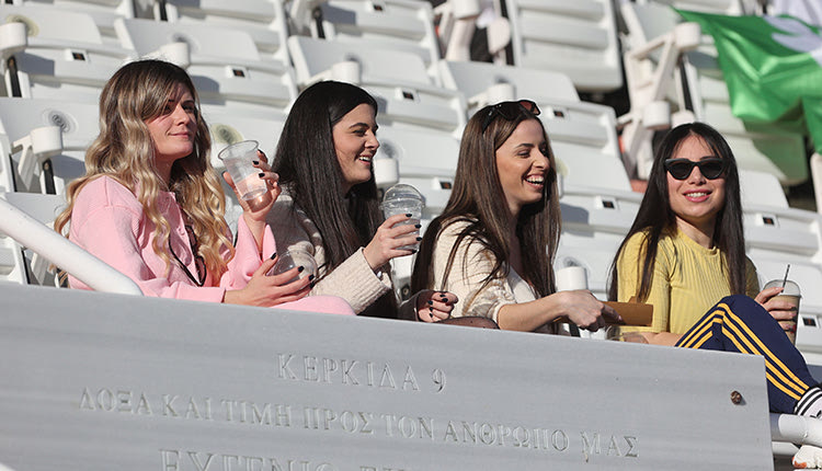 Δεν έλειψαν οι γυναικείες παρουσίες από το ντέρμπι