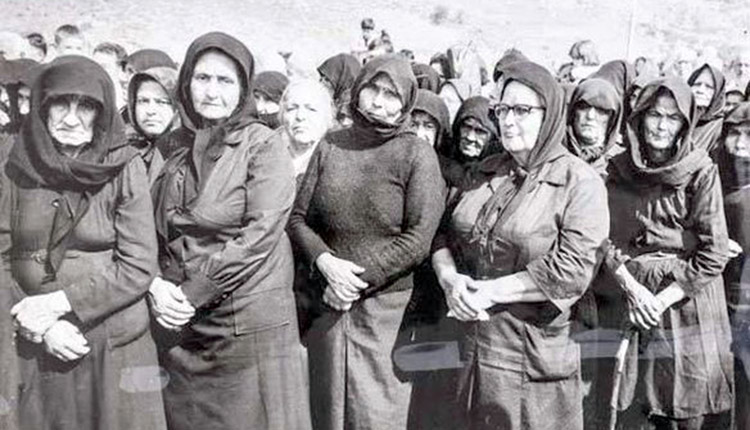 Σελί Αμιρά Βιάννου, αρχές δεκαετίας ’90. Μαυροφορεμένες Βιαννίτισσες στο μνημόσυνο των ανθρώπων τους