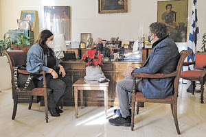 ο δήμαρχος Ηρακλείου Β. Λαμπρινός με την αντιπεριφερειάρχη Παιδείας Έφη Κουτεντάκη και τον αντιπρόεδρο της ΕΑΣΗ Μύρωνα Χιλετζάκη