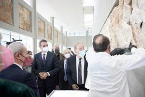 τοποθέτηση του θραύσματος ”Fagan” στο Μουσείο της Ακρόπολης