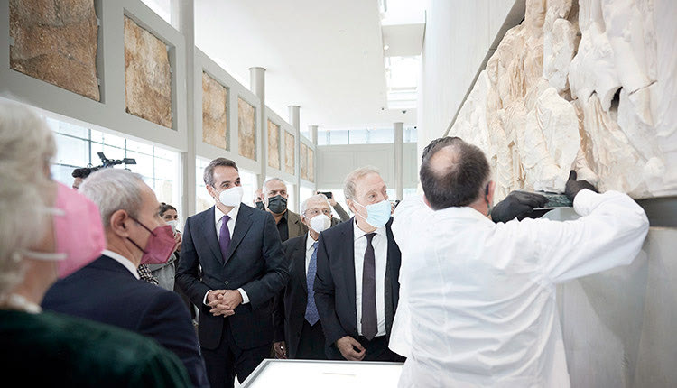 τοποθέτηση του θραύσματος ”Fagan” στο Μουσείο της Ακρόπολης