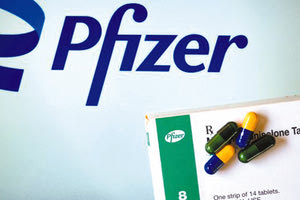 Η Pfizer ανακοίνωσε χθες ότι η τελική ανάλυση του αντιιικού χαπιού της κατά της COVID-19 συνεχίζει να εμφανίζει αποτελεσματικότητα σχεδόν 90% στην αποτροπή νοσηλειών και θανάτων σε ασθενείς υψηλού κινδύνου και πρόσφατα εργαστηριακά δεδομένα υποδηλώνουν ότι το φάρμακο διατηρεί την αποτελεσματικότητά του κατά της γρήγορης εξάπλωσης του παραλλαγμένου στελέχους Όμικρον του κοροναϊού. Η αμερικανική φαρμακοβιομηχανία ανέφερε τον περασμένο μήνα ότι το σκεύασμα, που λαμβάνεται δια του στόματος, ήταν κατά 89% περίπου αποτελεσματικό στην αποτροπή νοσηλειών ή θανάτων όταν συγκριθεί με το placebo με βάση ενδιάμεσα αποτελέσματα για περίπου 1.200 ανθρώπους. Τα στοιχεία που ανακοινώθηκαν σήμερα περιλαμβάνουν επιπροσθέτως 1.000 ανθρώπους. Δεν καταγράφηκε κανείς θάνατος στη δοκιμή από αυτούς που έλαβαν τη θεραπεία της Pfizer, συγκριτικά με 12 θανάτους μεταξύ αυτών που έλαβαν το placebo. Τα χάπια της Pfizer λαμβάνονται με το παλαιότερο αντιιικό ritonavir κάθε 12 ώρες για πέντε ημέρες ξεκινώντας λίγο μετά την εμφάνιση των συμπτωμάτων. Εάν δοθεί έγκριση, η θεραπεία θα πωλείται ως Paxlovid. Η Pfizer παρουσίασε επίσης αρχικά στοιχεία από δεύτερη κλινική δοκιμή που δείχνουν ότι η θεραπεία μείωσε τις νοσηλείες κατά περίπου 70% σε περίπου 600 ενήλικες μεσαίου κινδύνου.