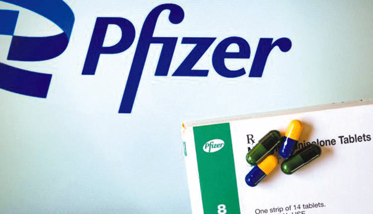 Η Pfizer ανακοίνωσε χθες ότι η τελική ανάλυση του αντιιικού χαπιού της κατά της COVID-19 συνεχίζει να εμφανίζει αποτελεσματικότητα σχεδόν 90% στην αποτροπή νοσηλειών και θανάτων σε ασθενείς υψηλού κινδύνου και πρόσφατα εργαστηριακά δεδομένα υποδηλώνουν ότι το φάρμακο διατηρεί την αποτελεσματικότητά του κατά της γρήγορης εξάπλωσης του παραλλαγμένου στελέχους Όμικρον του κοροναϊού. Η αμερικανική φαρμακοβιομηχανία ανέφερε τον περασμένο μήνα ότι το σκεύασμα, που λαμβάνεται δια του στόματος, ήταν κατά 89% περίπου αποτελεσματικό στην αποτροπή νοσηλειών ή θανάτων όταν συγκριθεί με το placebo με βάση ενδιάμεσα αποτελέσματα για περίπου 1.200 ανθρώπους. Τα στοιχεία που ανακοινώθηκαν σήμερα περιλαμβάνουν επιπροσθέτως 1.000 ανθρώπους. Δεν καταγράφηκε κανείς θάνατος στη δοκιμή από αυτούς που έλαβαν τη θεραπεία της Pfizer, συγκριτικά με 12 θανάτους μεταξύ αυτών που έλαβαν το placebo. Τα χάπια της Pfizer λαμβάνονται με το παλαιότερο αντιιικό ritonavir κάθε 12 ώρες για πέντε ημέρες ξεκινώντας λίγο μετά την εμφάνιση των συμπτωμάτων. Εάν δοθεί έγκριση, η θεραπεία θα πωλείται ως Paxlovid. Η Pfizer παρουσίασε επίσης αρχικά στοιχεία από δεύτερη κλινική δοκιμή που δείχνουν ότι η θεραπεία μείωσε τις νοσηλείες κατά περίπου 70% σε περίπου 600 ενήλικες μεσαίου κινδύνου.