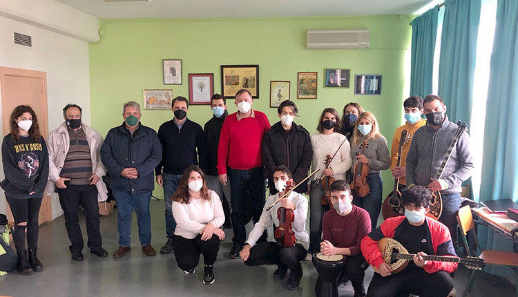 ε μαθητές και εκπαιδευτικούς του Μουσικού Σχολείου Ηρακλείου ο βουλευτής ΝΔ Ηρακλείου, κ. Μάξιμος Σενετάκης.