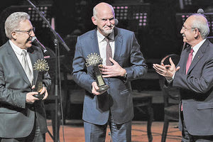 Ο Γιώργος Α. Παπανδρέου, επισκέφθηκε την 'Αγκυρα όπου βραβεύτηκε με το Διεθνές Βραβείο Ειρήνης Çankaya