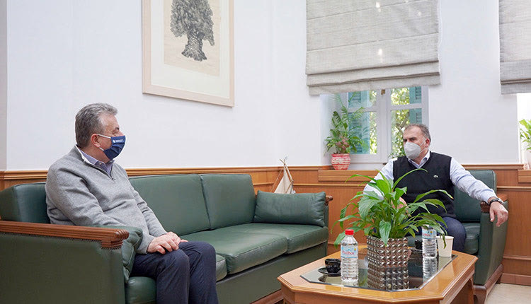 με το δήμαρχο Ιεράπετρας Θεοδόση Καλαντζάκη ο Περιφερειάρχης Κρήτης Σταύρος Αρναουτάκης