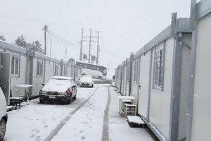 Χιόνι στους οικίσκους του καταυλισμού για τους σεισμοπαθείς