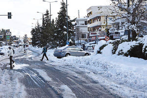 Χιόνι στις γειτονιές της Αττικής μετά το ξέσπασμα της κακοκαιρίας «Ελπίδα»