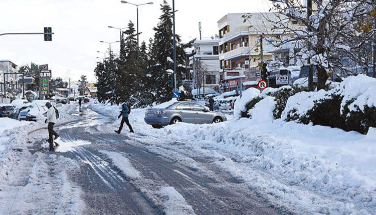 Χιόνι στις γειτονιές της Αττικής μετά το ξέσπασμα της κακοκαιρίας «Ελπίδα»