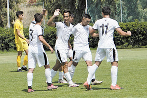 Πανηγυρίζουν οι παίκτες του ΟΦΗ τη νίκη τους