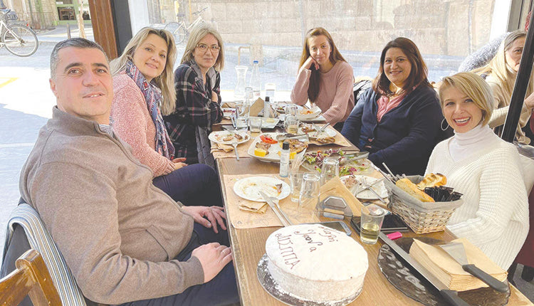 Πρώτη χρονιά κοπή πίτας για τη νεοσύστατη Γενική Διεύθυνση Αναπτυξιακού Προγραμματισμού της Περιφέρειας Κρήτης. Κόψανε, παρόντος του περιφερειάρχη Στ. Αρναουτάκη- δύο πίτες, μια για κάθε Διεύθυνση.