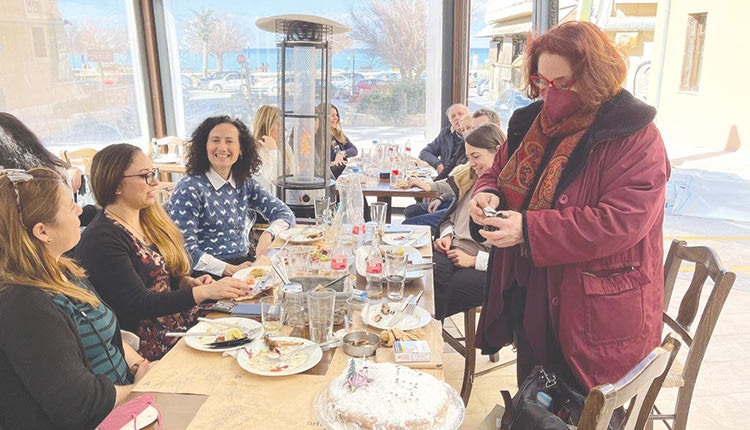 Πρώτη χρονιά κοπή πίτας για τη νεοσύστατη Γενική Διεύθυνση Αναπτυξιακού Προγραμματισμού της Περιφέρειας Κρήτης. Κόψανε, παρόντος του περιφερειάρχη Στ. Αρναουτάκη- δύο πίτες, μια για κάθε Διεύθυνση.