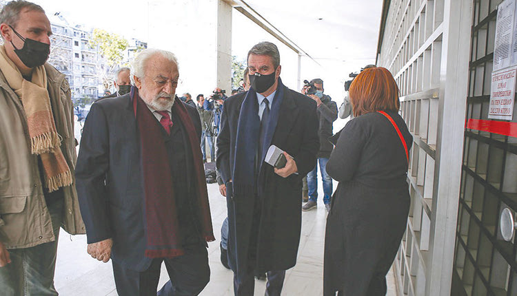 Σήμερα θα συνεχιστεί η απολογία του Χρήστου Καλογρίτσα στην ανακρίτρια του Ειδικού Δικαστηρίου, αρεοπαγίτη Ευδοξία Κιουπτσίδου-Στρατουδάκη.