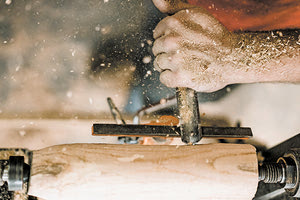 Επαγγελματίες, όπως ξυλουργοί, βλέπουν τις τιμές των πρώτων υλών να ανεβαίνουν… στον Θεό