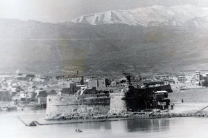 ΦΩΤΟΗΜΕΡΑΣ: Το Ηράκλειο και το λιμάνι το 1935. Σε πρώτο πλάνο ο Κούλες, δεξιά η “Ηλεκτρική”, το σημερινό Μουσείο Φυσικής Ιστορίας.