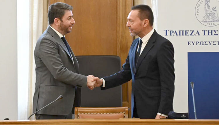 Ενημέρωση σχετικά με την κατάσταση της ελληνικής οικονομίας είχε από τον διοικητή της ΤτΕ, Γιάννη Στουρνάρα, ο πρόεδρος του ΚΙΝΑΛ, Νίκος Ανδρουλάκης.